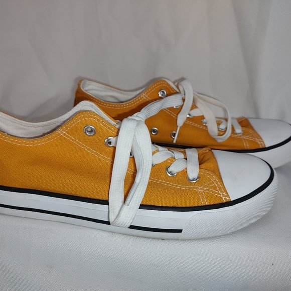 Classic Minimalist Ochre Mens 9 Chuck Style Low Top. - Picture 3 of 6